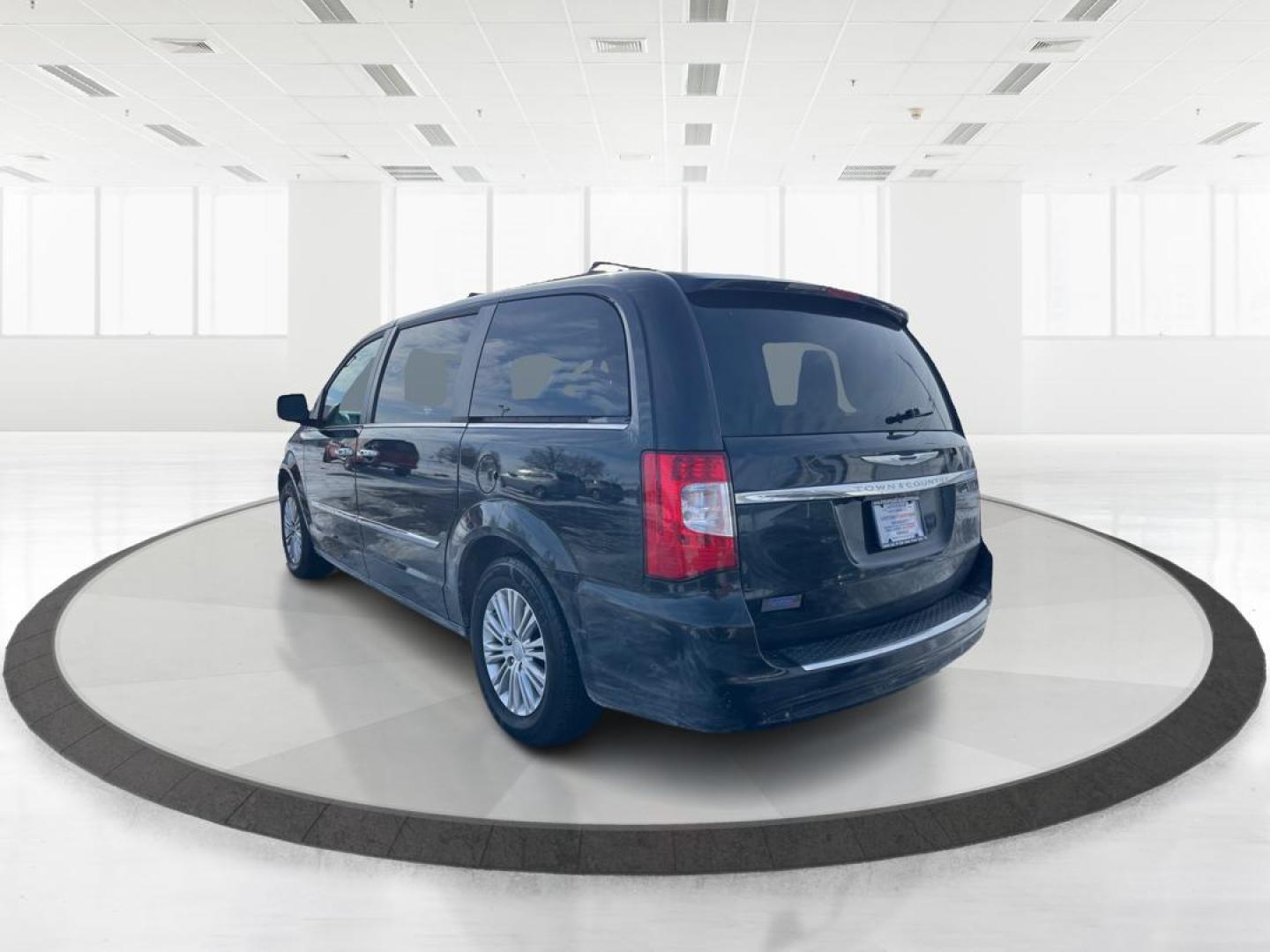 2015 Chrysler Town and Country Touring-L (2C4RC1CG6FR) with an 3.6L V-6 DOHC engine, located at 1230 East Main St, Xenia, OH, 45385, (937) 908-9800, 39.688026, -83.910172 - 2015 Chrysler Town and Country Touring-L - Photo#4