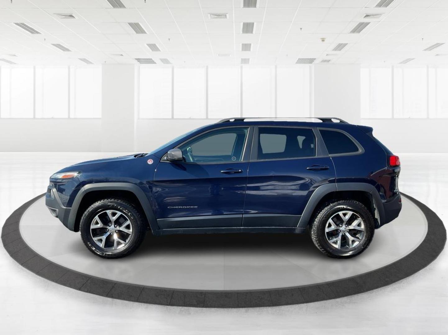 2016 Jeep Cherokee Trailhawk 4WD (1C4PJMBS9GW) with an 3.2L V6 DOHC 24V engine, 9-Speed Automatic transmission, located at 4508 South Dixie Dr, Moraine, OH, 45439, (937) 908-9800, 39.689976, -84.218452 - One Owner - Photo#3