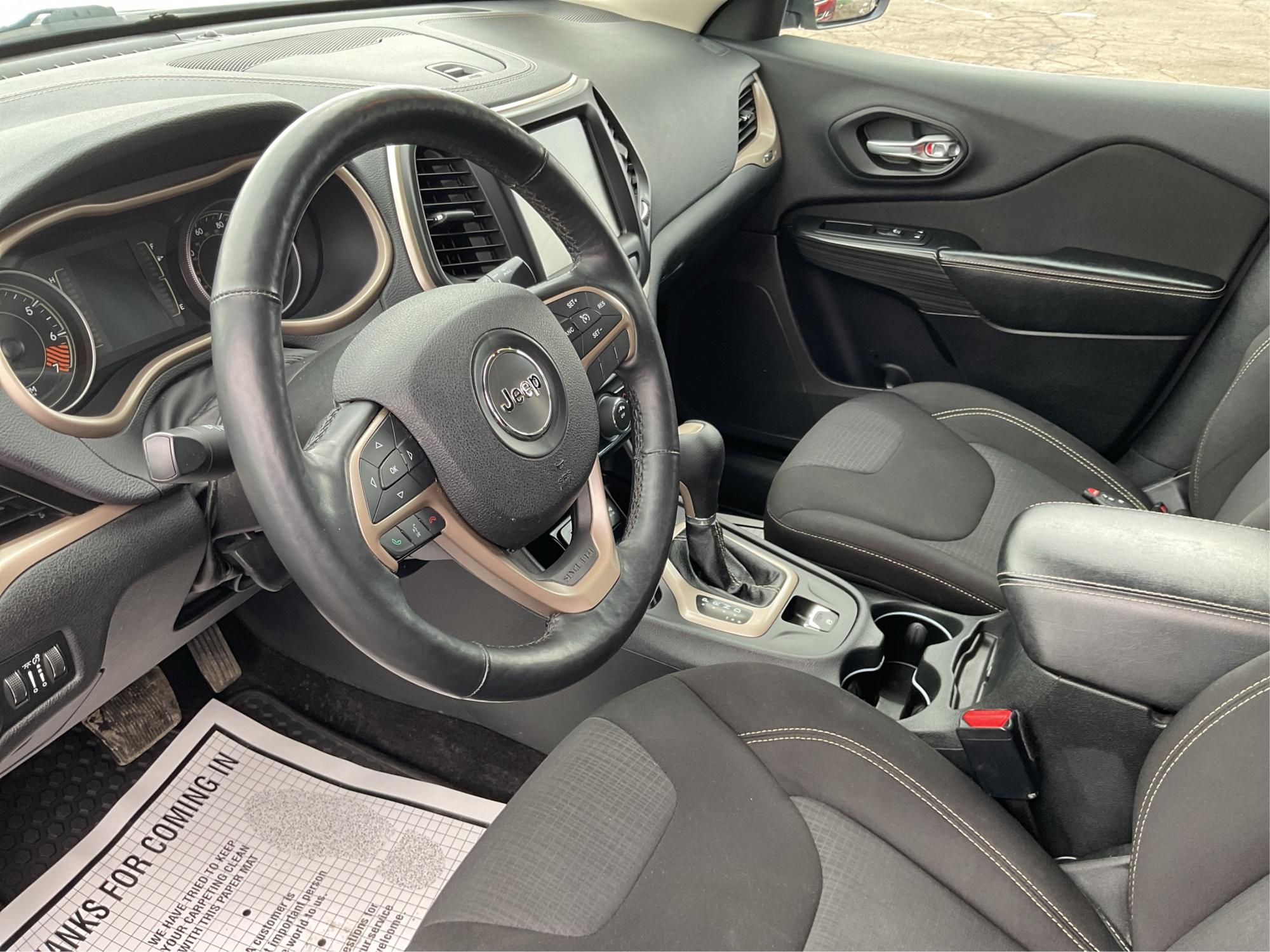 2015 Jeep Cherokee Latitude (1C4PJLCB7FW) with an MultiAir 2.4L I-4 variable valve control engine, located at 401 Woodman Dr, Riverside, OH, 45431, (937) 908-9800, 39.760899, -84.123421 - Photo#7