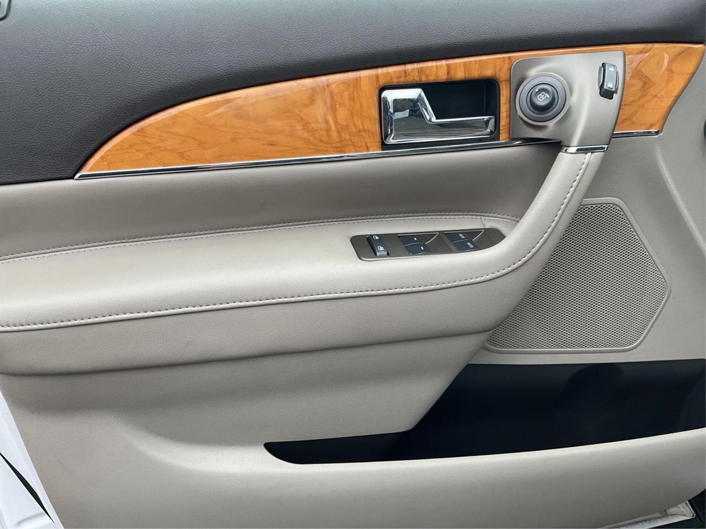 2014 Lincoln MKX AWD (2LMDJ8JK4EB) with an Other engine, located at 1230 East Main St, Xenia, OH, 45385, (937) 908-9800, 39.688026, -83.910172 - Photo#18