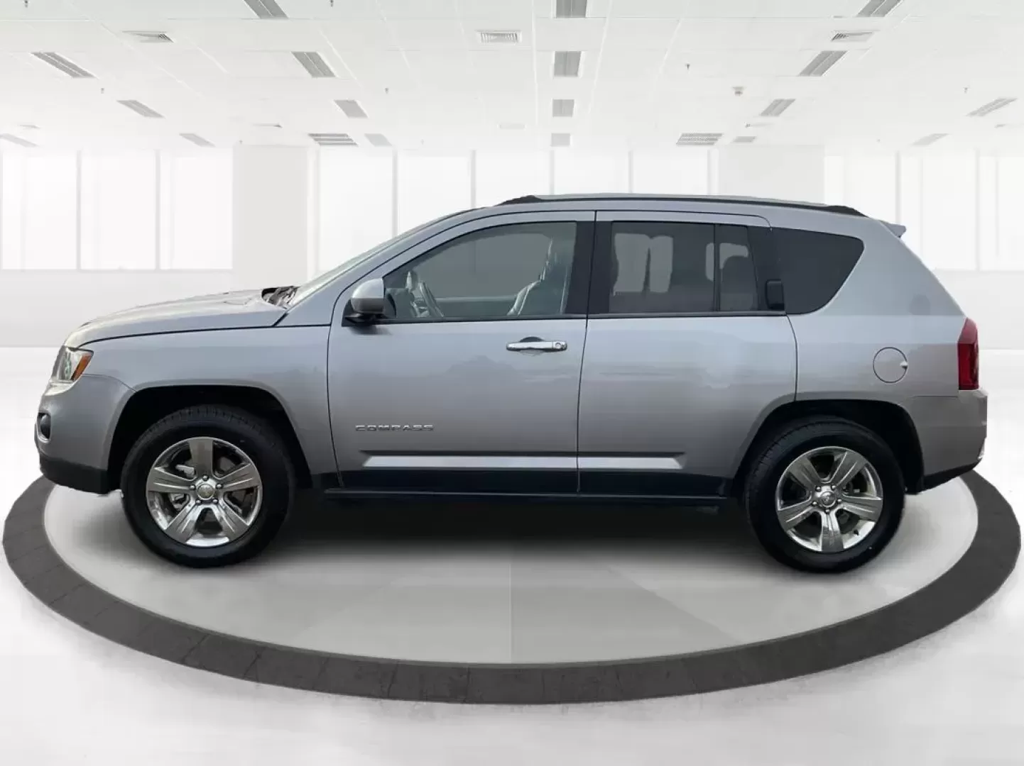 2017 Jeep Compass Latitude 4x4 (1C4NJDEB9HD) with an 2.4L I-4 DOHC engine, located at 4508 South Dixie Dr, Moraine, OH, 45439, (937) 908-9800, 39.689976, -84.218452 - 2017 Jeep Compass Latitude 4x4 - Photo#5
