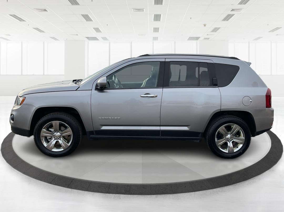 2017 Jeep Compass Latitude 4x4 (1C4NJDEB9HD) with an 2.4L I-4 DOHC engine, located at 1230 East Main St, Xenia, OH, 45385, (937) 908-9800, 39.688026, -83.910172 - 2017 Jeep Compass Latitude 4x4 - Photo#5