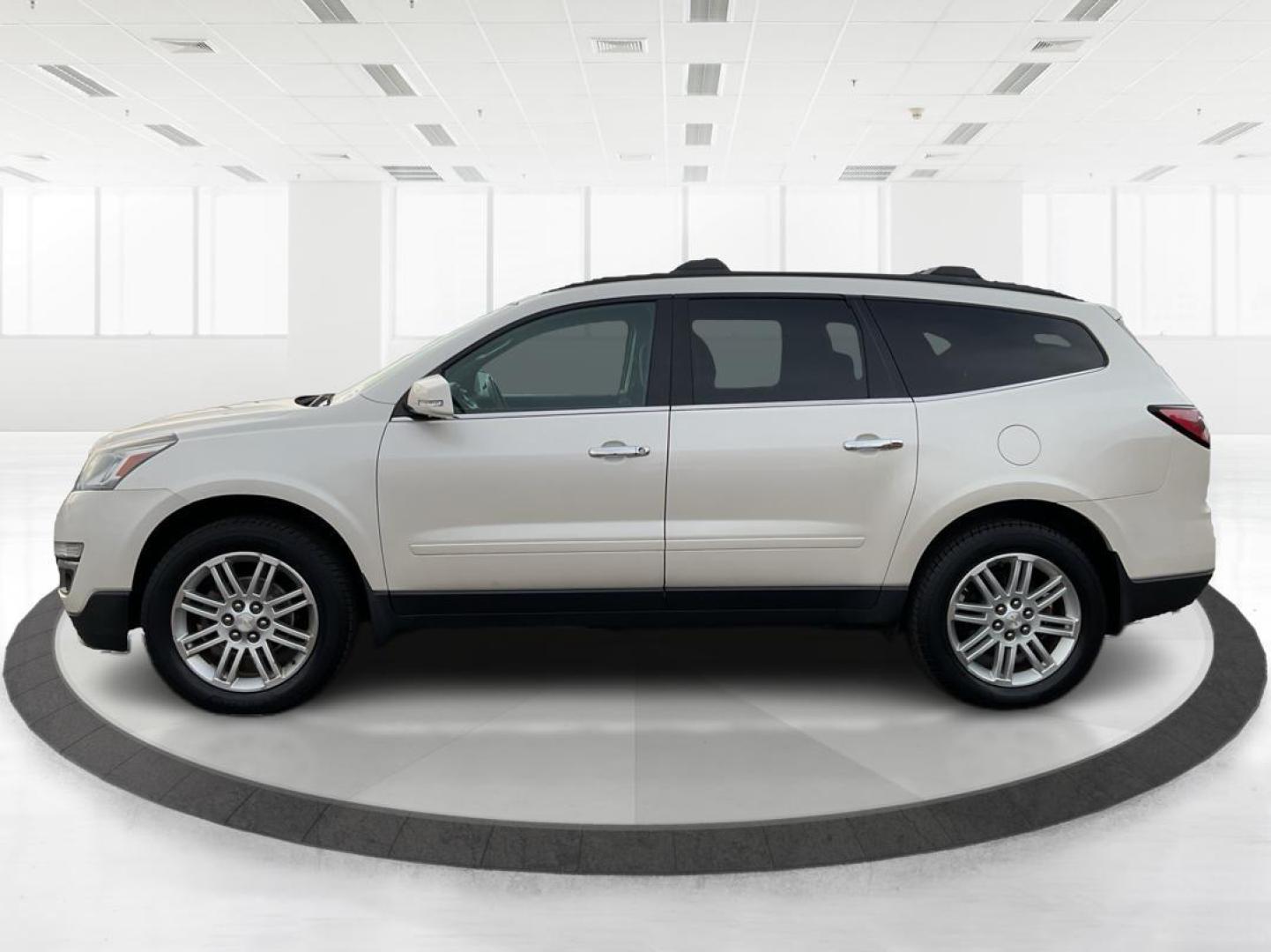 2015 Chevrolet Traverse 1LT (1GNKVGKD3FJ) with an 3.6L V-6 gasoline direct injection engine, located at 880 E. National Road, Vandalia, OH, 45377, (937) 908-9800, 39.891918, -84.183594 - Photo#5