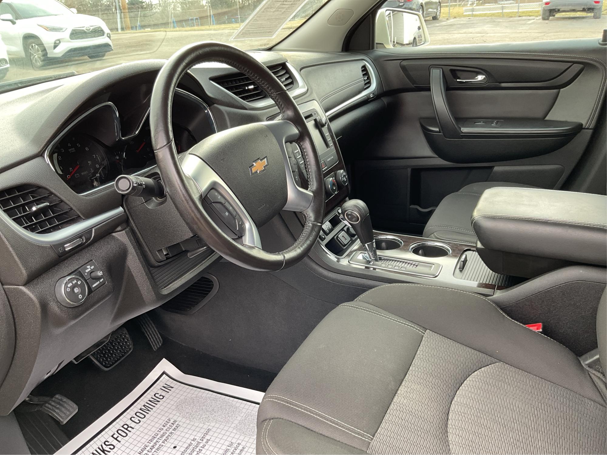 2015 Chevrolet Traverse 1LT (1GNKVGKD3FJ) with an 3.6L V-6 gasoline direct injection engine, located at 880 E. National Road, Vandalia, OH, 45377, (937) 908-9800, 39.891918, -84.183594 - 2015 Chevrolet Traverse 1LT - Photo#8