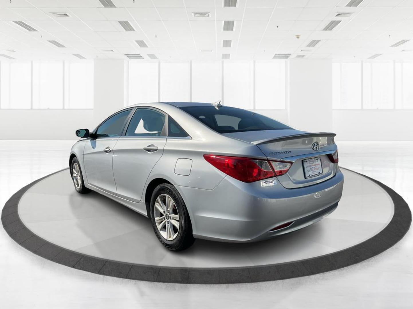2013 Hyundai Sonata GLS (5NPEB4AC7DH) with an 2.4L I-4 gasoline direct injection engine, located at 1230 East Main St, Xenia, OH, 45385, (937) 908-9800, 39.688026, -83.910172 - Photo#4