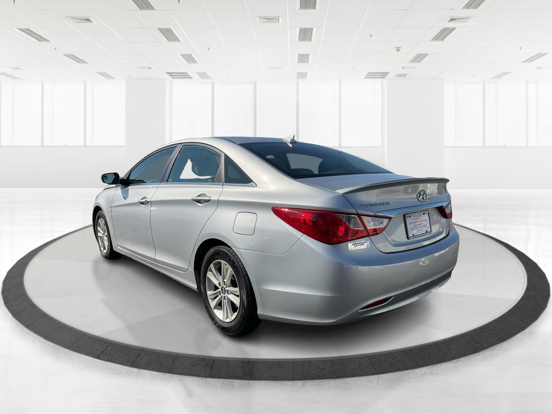 2013 Hyundai Sonata GLS (5NPEB4AC7DH) with an 2.4L I-4 gasoline direct injection engine, located at 880 E. National Road, Vandalia, OH, 45377, (937) 908-9800, 39.891918, -84.183594 - 2013 Hyundai Sonata GLS - Photo#4