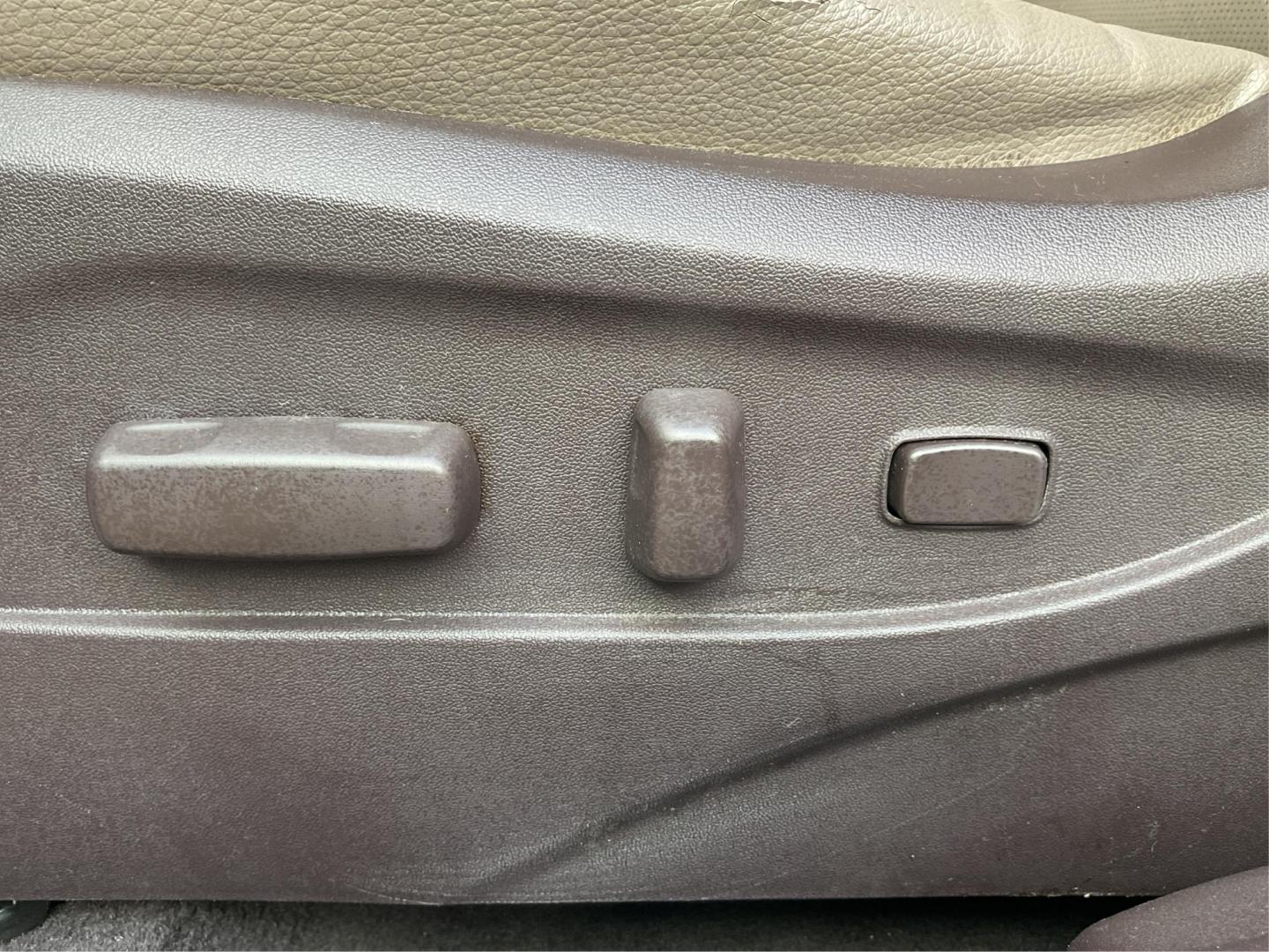 2013 Hyundai Tucson Limited (KM8JU3AC4DU) with an Theta II 2.4L I-4 DOHC engine, located at 1099 N County Rd 25A, Troy, OH, 45373, (937) 908-9800, 40.057079, -84.212883 - Photo#15