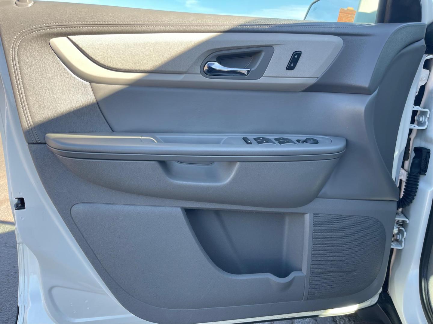 2015 Chevrolet Traverse LT (1GNKVGKD0FJ) with an Other engine, located at 1230 East Main St, Xenia, OH, 45385, (937) 908-9800, 39.688026, -83.910172 - Photo#18