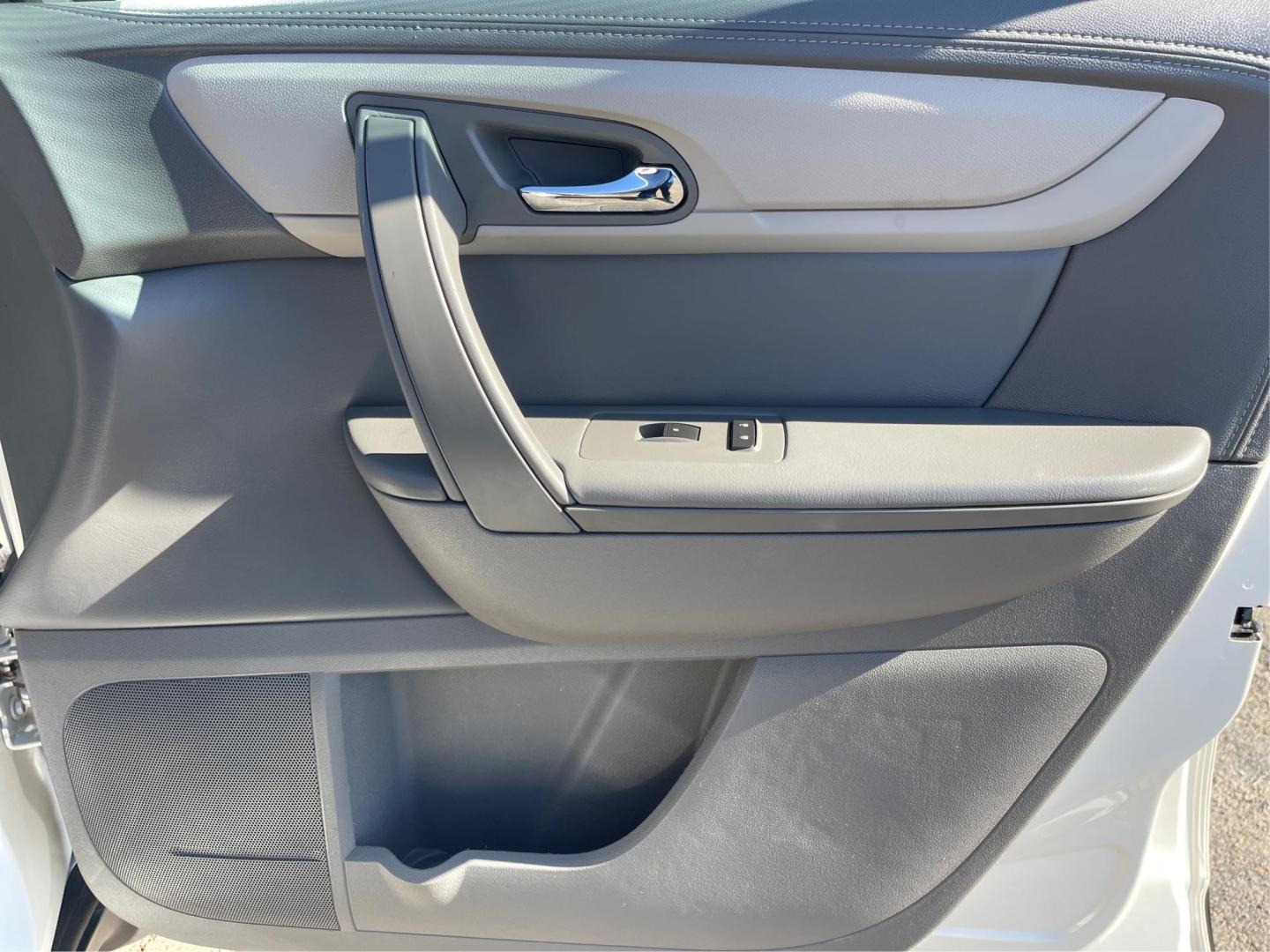 2015 Chevrolet Traverse LT (1GNKVGKD0FJ) with an Other engine, located at 1230 East Main St, Xenia, OH, 45385, (937) 908-9800, 39.688026, -83.910172 - Photo#19