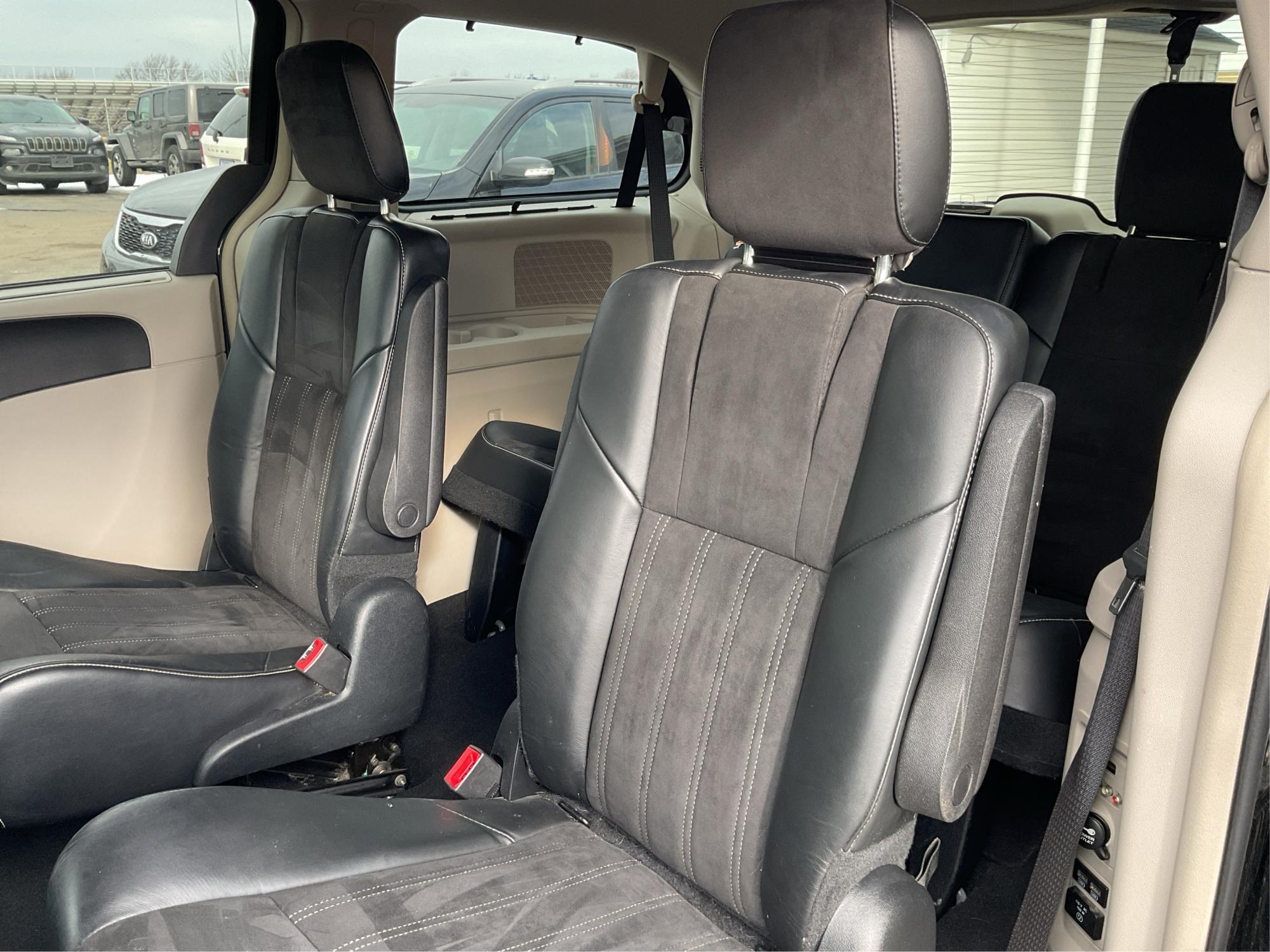 2014 Chrysler Town and Country Touring-L (2C4RC1CG8ER) with an Other engine, located at 4508 South Dixie Dr, Moraine, OH, 45439, (937) 908-9800, 39.689976, -84.218452 - 2014 Chrysler Town and Country Touring-L - Photo#9