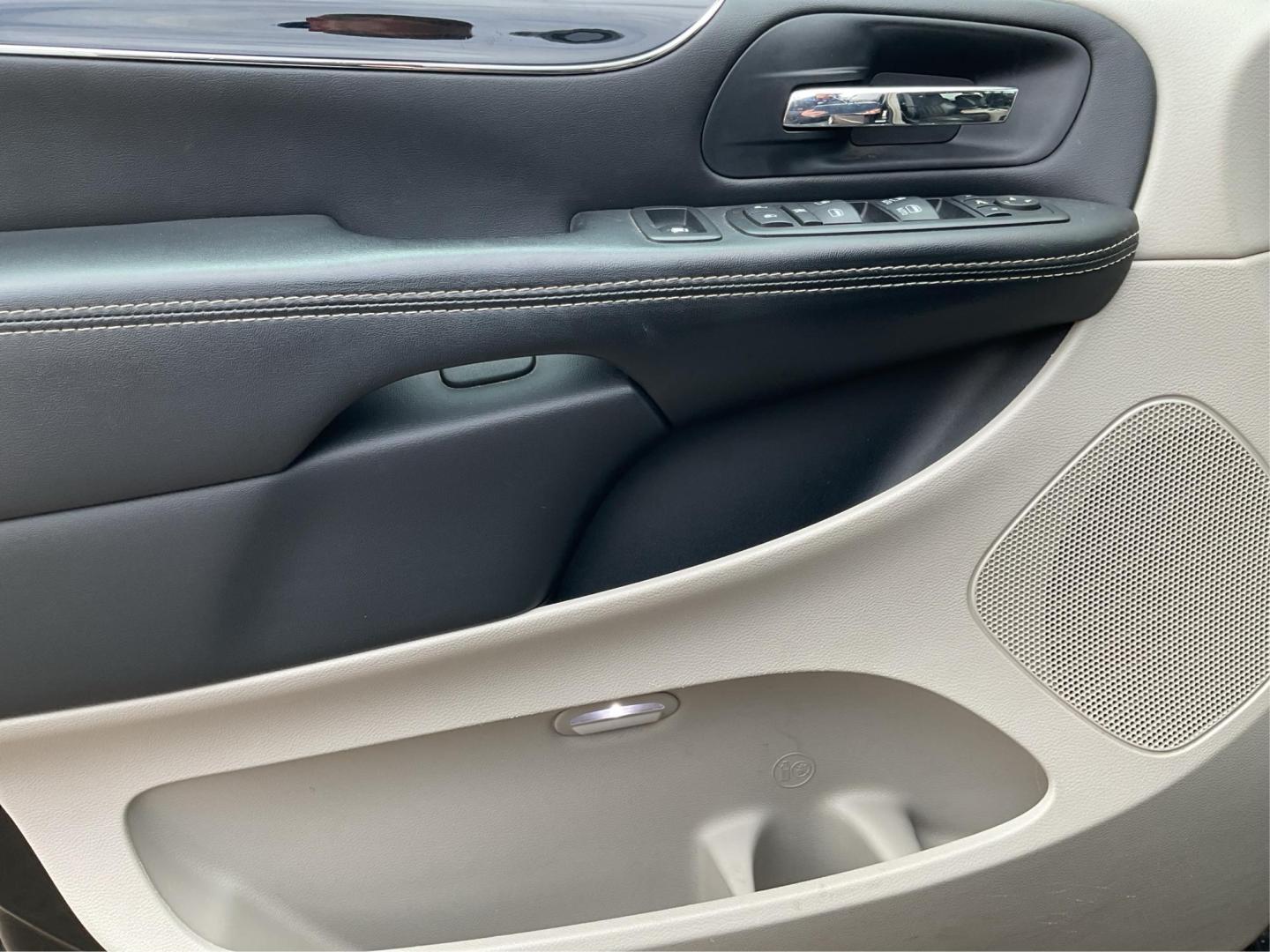 2014 Chrysler Town and Country Touring-L (2C4RC1CG8ER) with an Other engine, located at 4508 South Dixie Dr, Moraine, OH, 45439, (937) 908-9800, 39.689976, -84.218452 - Photo#18