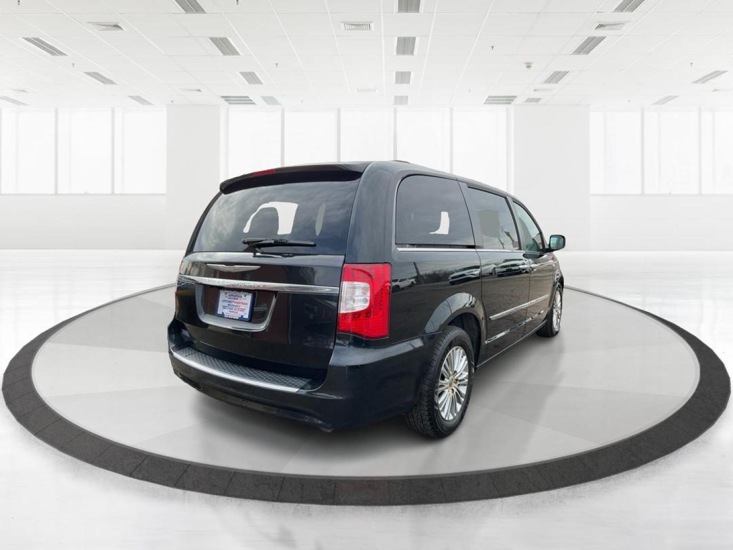 2014 Chrysler Town and Country Touring-L (2C4RC1CG8ER) with an Other engine, located at 4508 South Dixie Dr, Moraine, OH, 45439, (937) 908-9800, 39.689976, -84.218452 - Photo#2