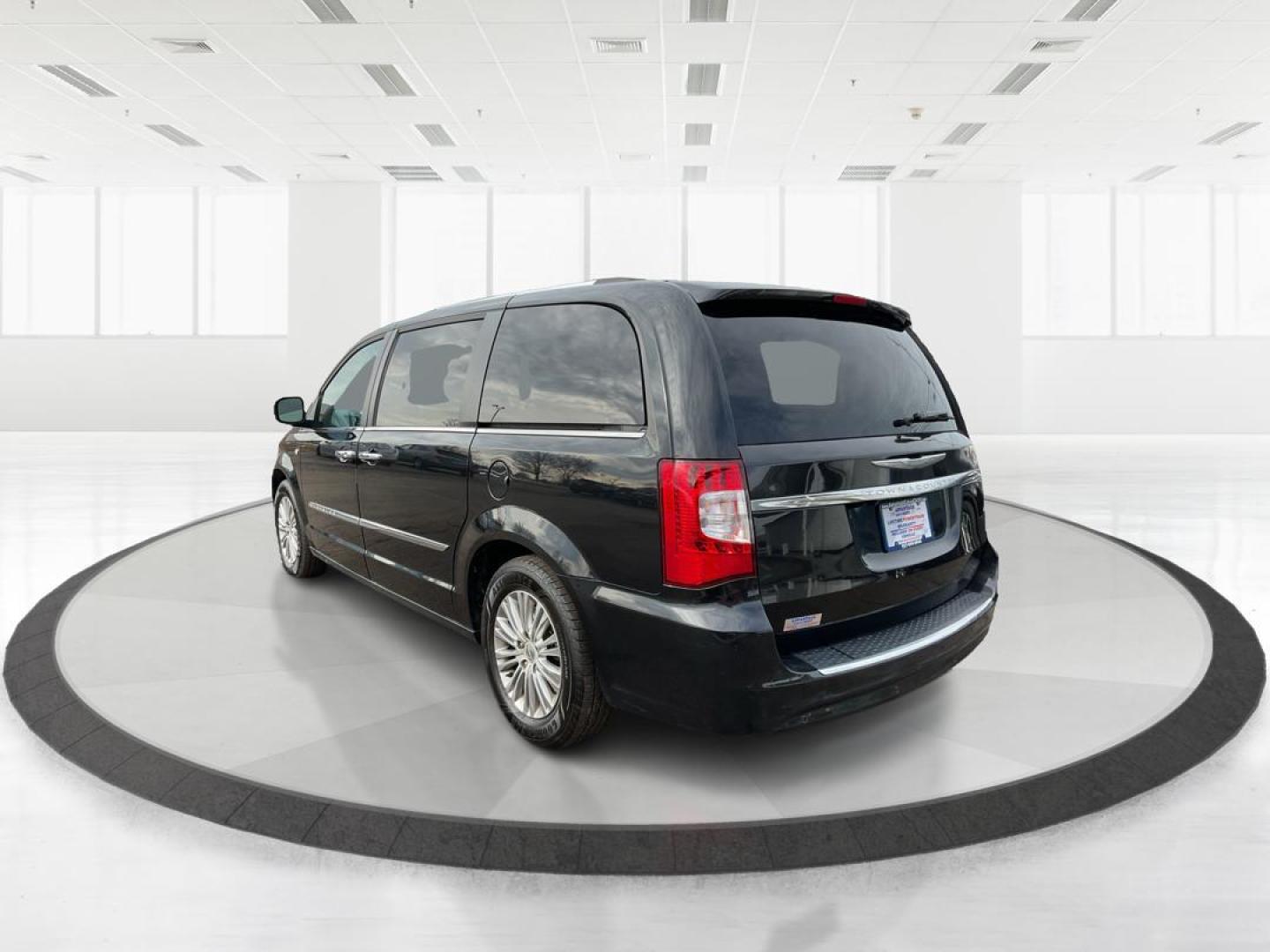 2014 Chrysler Town and Country Touring-L (2C4RC1CG8ER) with an Other engine, located at 4508 South Dixie Dr, Moraine, OH, 45439, (937) 908-9800, 39.689976, -84.218452 - Photo#4