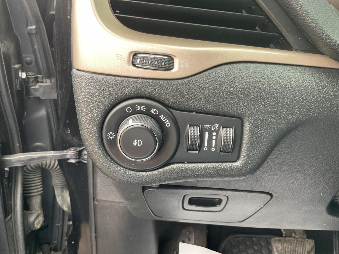 2016 Jeep Cherokee Latitude (1C4PJMCS0GW) with an Pentastar 3.2L V-6 DOHC engine, located at 1951 S Dayton Lakeview Rd., New Carlisle, OH, 45344, (937) 908-9800, 39.890999, -84.050255 - Photo#16