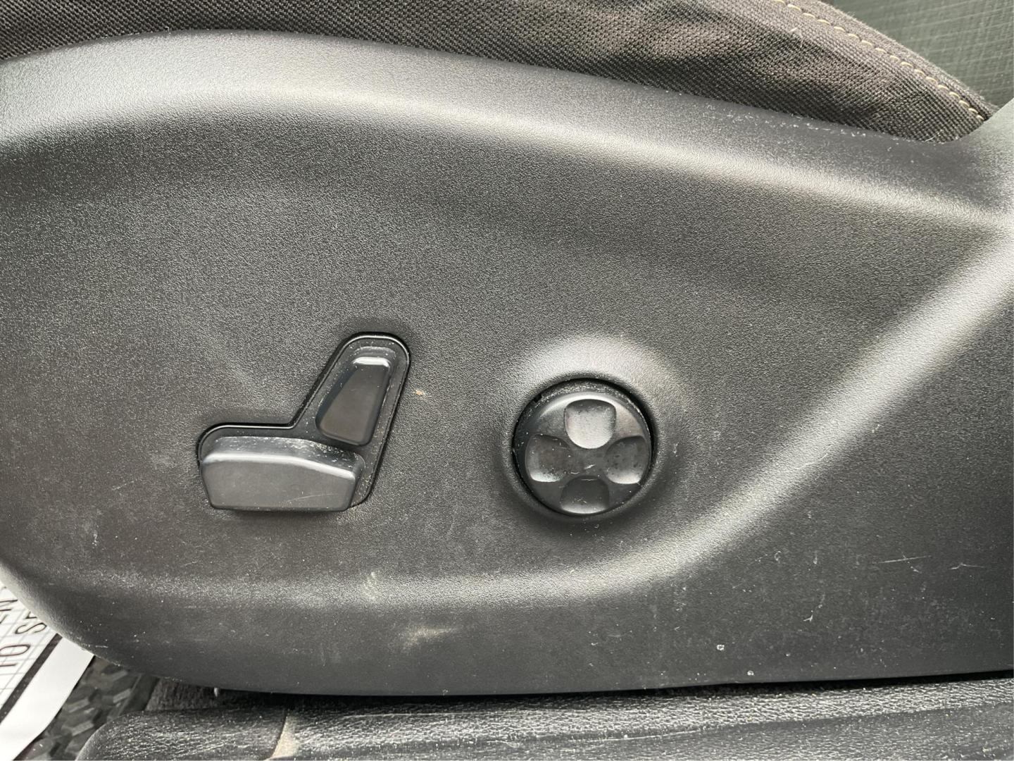 2016 Jeep Cherokee Latitude (1C4PJMCS0GW) with an Pentastar 3.2L V-6 DOHC engine, located at 1951 S Dayton Lakeview Rd., New Carlisle, OH, 45344, (937) 908-9800, 39.890999, -84.050255 - Photo#17