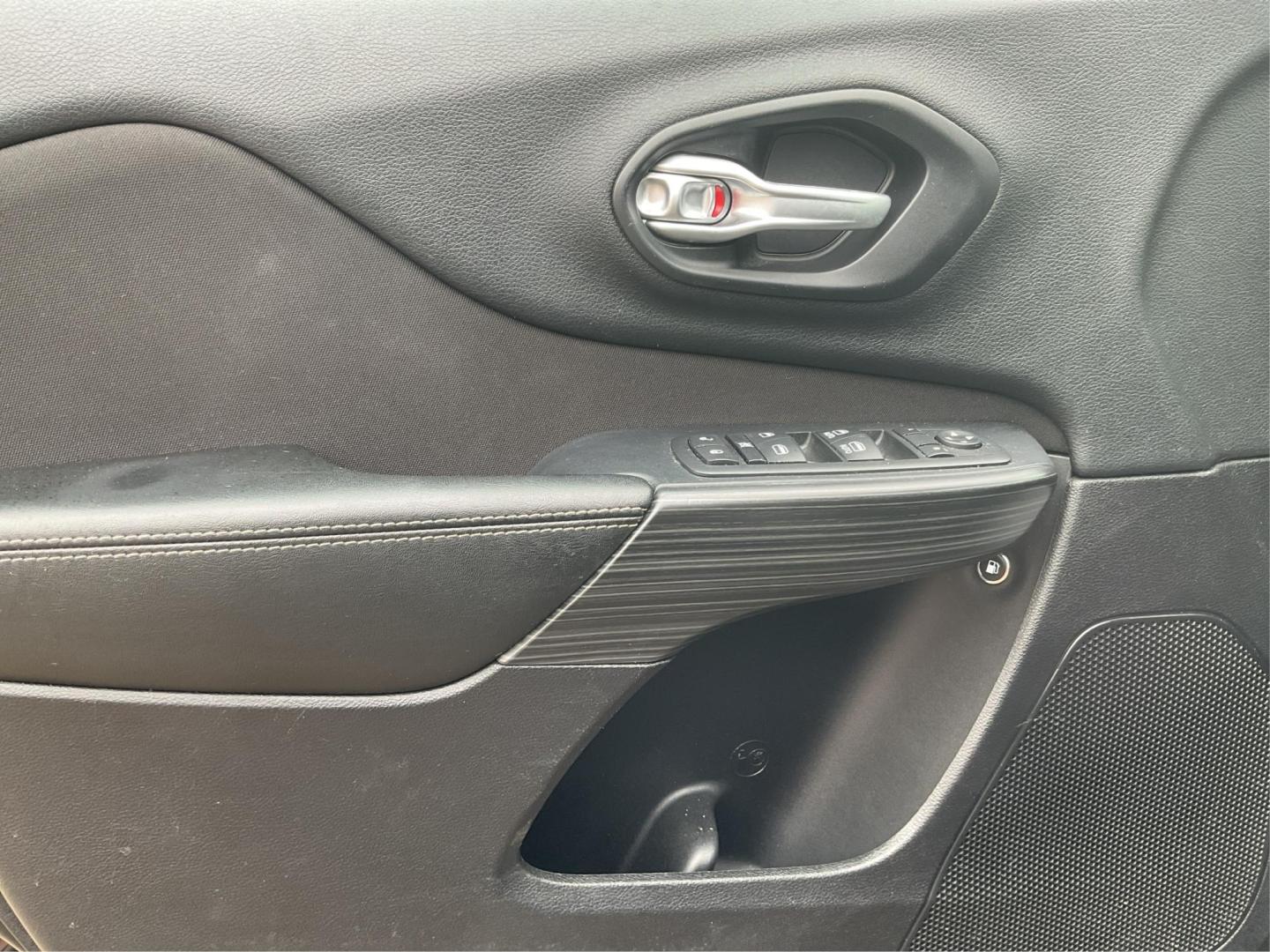 2016 Jeep Cherokee Latitude (1C4PJMCS0GW) with an Pentastar 3.2L V-6 DOHC engine, located at 1951 S Dayton Lakeview Rd., New Carlisle, OH, 45344, (937) 908-9800, 39.890999, -84.050255 - Photo#18