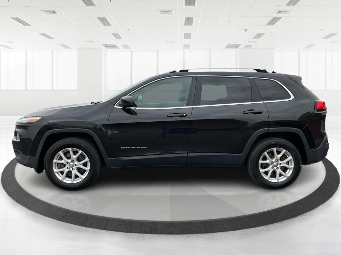 2016 Jeep Cherokee Latitude (1C4PJMCS0GW) with an Pentastar 3.2L V-6 DOHC engine, located at 1951 S Dayton Lakeview Rd., New Carlisle, OH, 45344, (937) 908-9800, 39.890999, -84.050255 - Photo#5