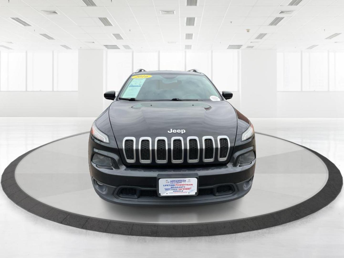 2016 Jeep Cherokee Latitude (1C4PJMCS0GW) with an Pentastar 3.2L V-6 DOHC engine, located at 1951 S Dayton Lakeview Rd., New Carlisle, OH, 45344, (937) 908-9800, 39.890999, -84.050255 - Photo#6