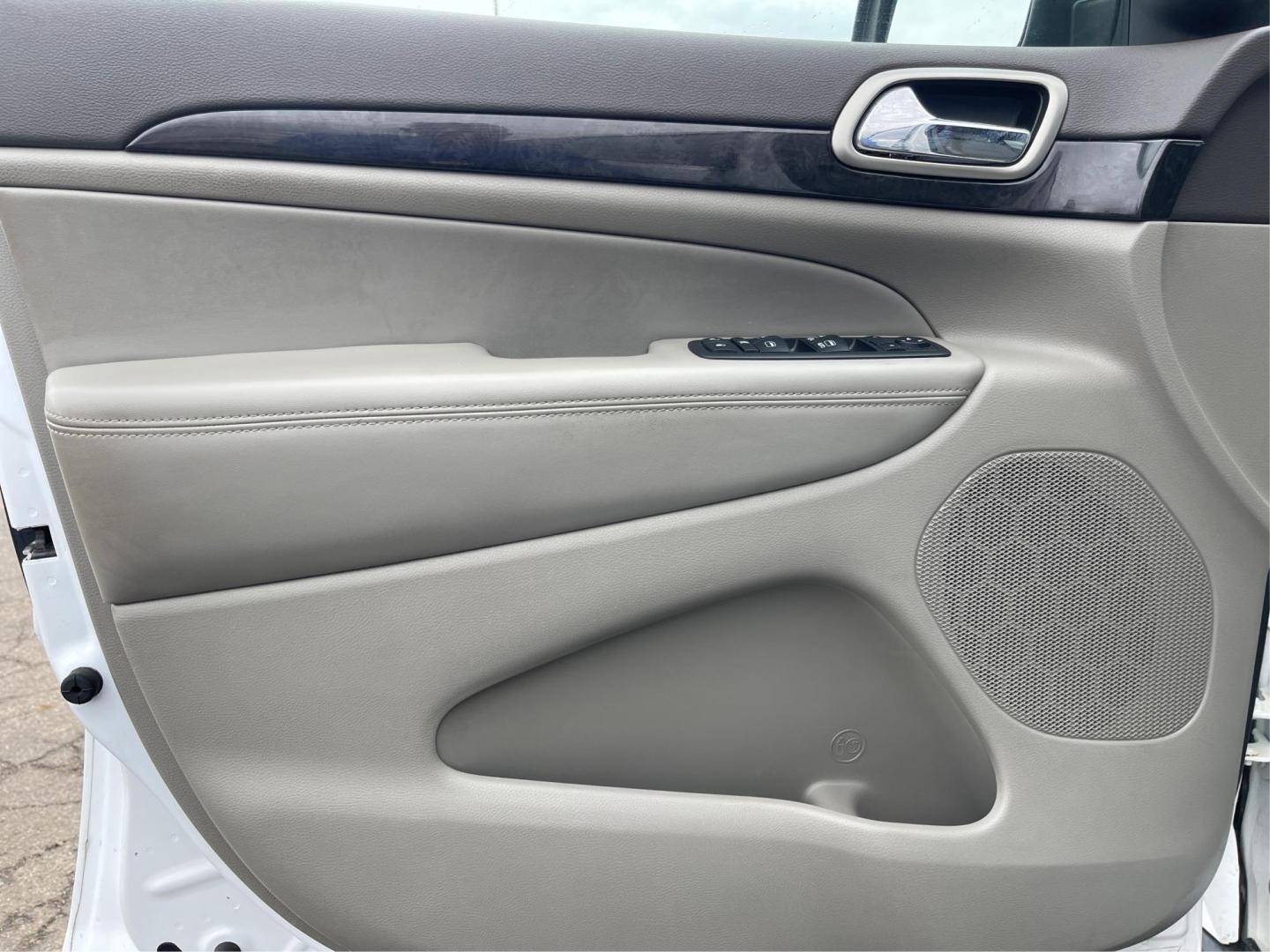 2013 Jeep Grand Cherokee Laredo (1C4RJFAG8DC) with an 3.6L V-6 DOHC engine, located at 880 E. National Road, Vandalia, OH, 45377, (937) 908-9800, 39.891918, -84.183594 - Photo#18