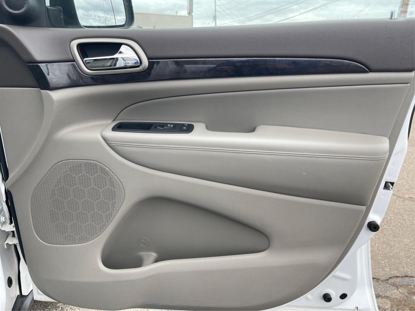 2013 Jeep Grand Cherokee Laredo (1C4RJFAG8DC) with an 3.6L V-6 DOHC engine, located at 880 E. National Road, Vandalia, OH, 45377, (937) 908-9800, 39.891918, -84.183594 - Photo#19