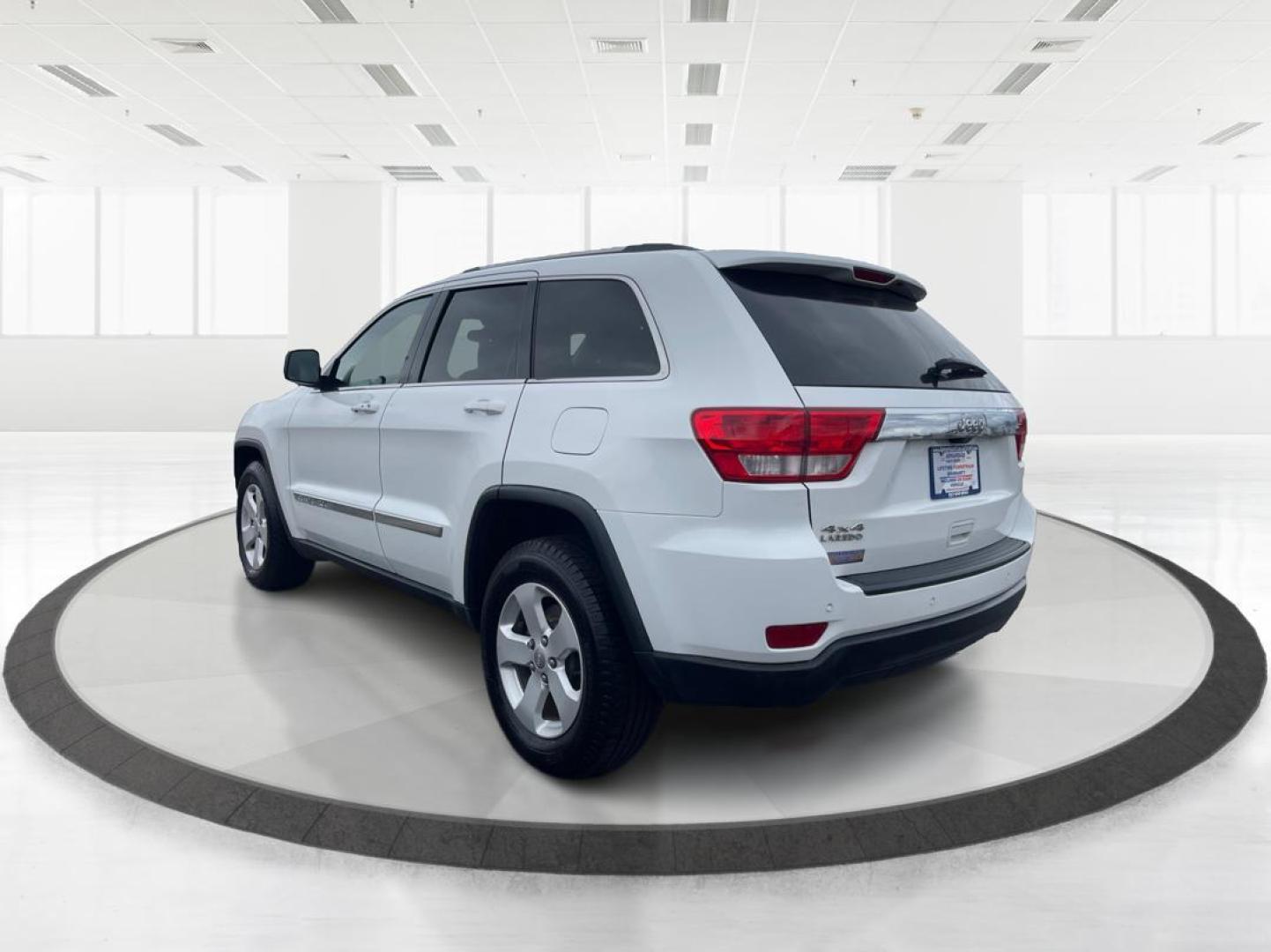 2013 Jeep Grand Cherokee Laredo (1C4RJFAG8DC) with an 3.6L V-6 DOHC engine, located at 880 E. National Road, Vandalia, OH, 45377, (937) 908-9800, 39.891918, -84.183594 - Photo#4