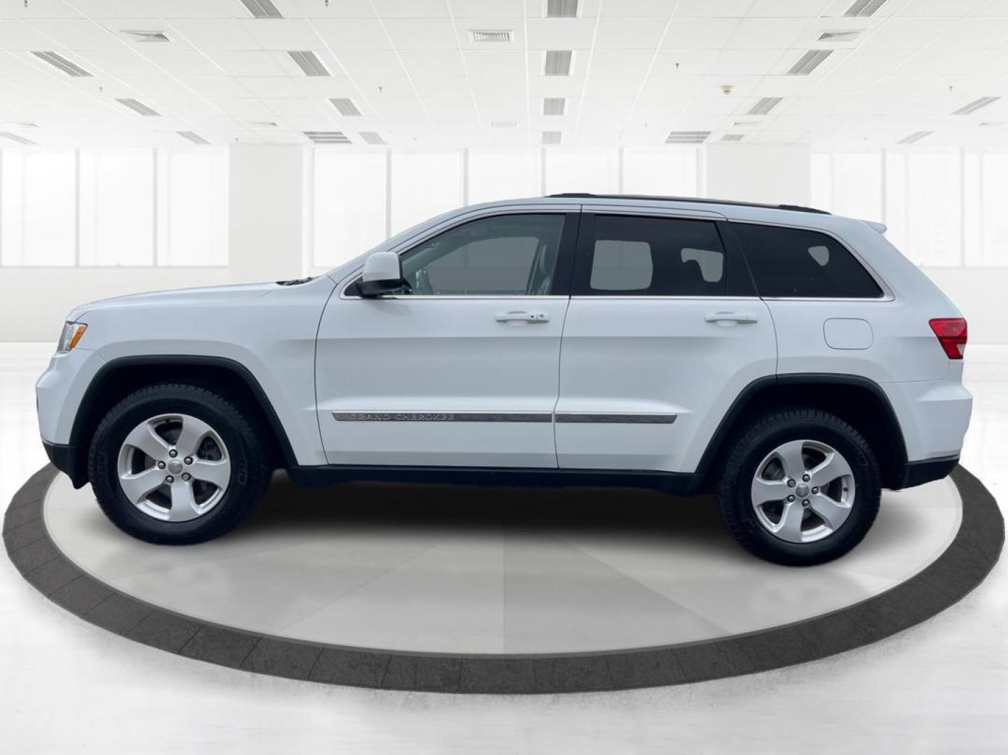 2013 Jeep Grand Cherokee Laredo (1C4RJFAG8DC) with an 3.6L V-6 DOHC engine, located at 880 E. National Road, Vandalia, OH, 45377, (937) 908-9800, 39.891918, -84.183594 - Photo#5