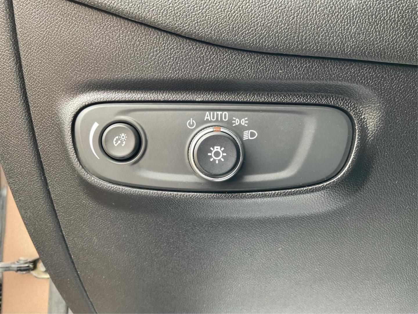 2018 Chevrolet Equinox LT AWD (2GNAXSEV5J6) with an 1.5L L4 DOHC 16V TURBO engine, 6-Speed Automatic transmission, located at 4508 South Dixie Dr, Moraine, OH, 45439, (937) 908-9800, 39.689976, -84.218452 - Photo#16