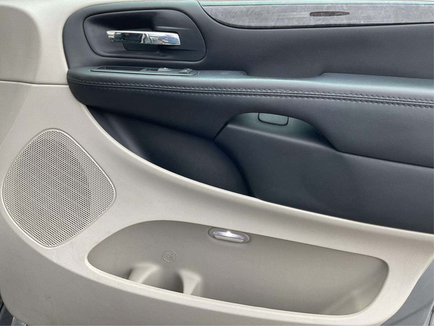 2015 Dodge Grand Caravan SE (2C4RDGBG9FR) with an Other engine, located at 1099 N County Rd 25A, Troy, OH, 45373, (937) 908-9800, 40.057079, -84.212883 - Photo#18