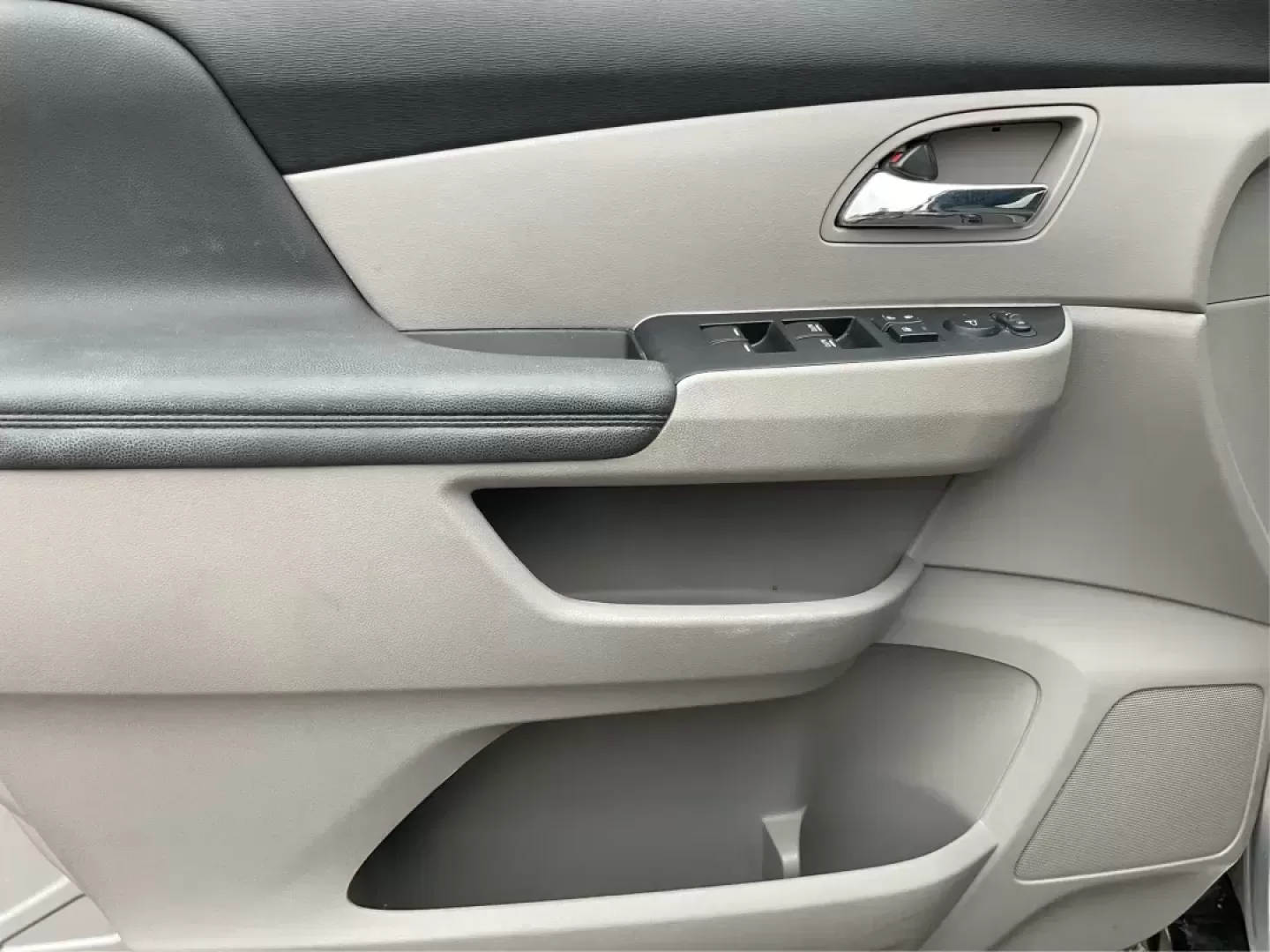2014 Honda Odyssey LX (5FNRL5H23EB) with an 3.5L V-6 i-VTEC variable valve control engine, located at 1230 East Main St, Xenia, OH, 45385, (937) 908-9800, 39.688026, -83.910172 - Photo#17