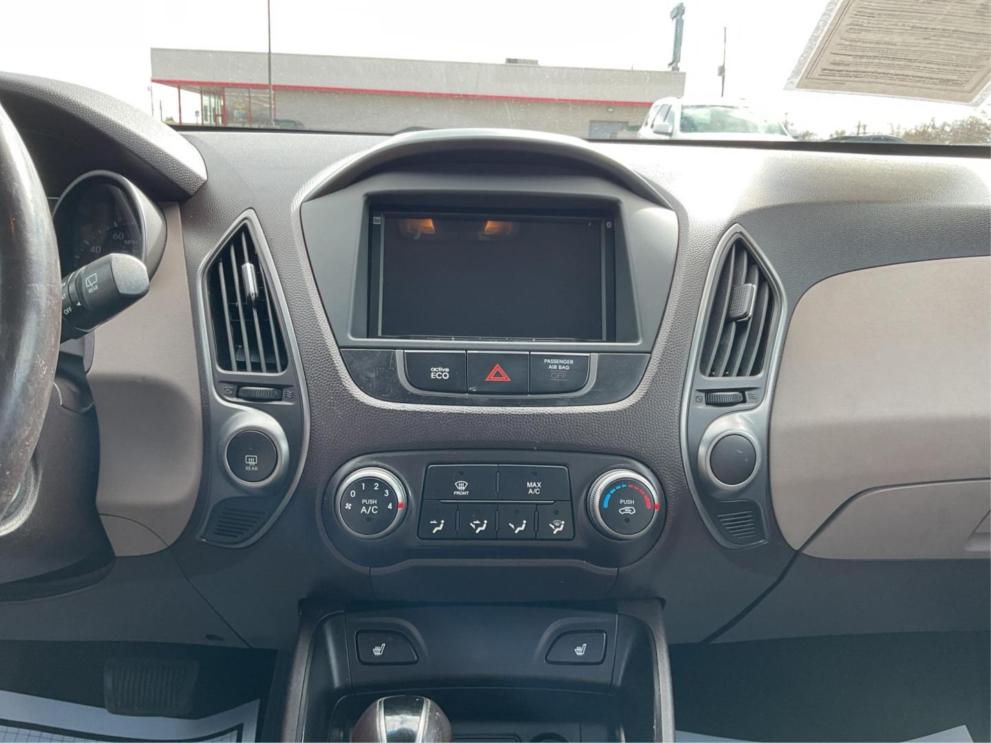 2014 Hyundai Tucson SE (KM8JU3AG0EU) with an Theta II 2.4L I-4 gasoline direct injection engine, located at 1230 East Main St, Xenia, OH, 45385, (937) 908-9800, 39.688026, -83.910172 - Photo#10