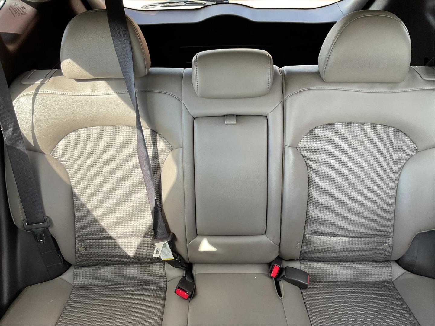 2014 Hyundai Tucson SE (KM8JU3AG0EU) with an Theta II 2.4L I-4 gasoline direct injection engine, located at 1230 East Main St, Xenia, OH, 45385, (937) 908-9800, 39.688026, -83.910172 - Photo#11