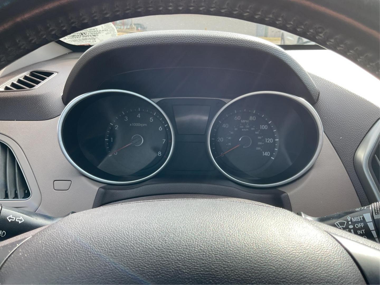 2014 Hyundai Tucson SE (KM8JU3AG0EU) with an Theta II 2.4L I-4 gasoline direct injection engine, located at 1230 East Main St, Xenia, OH, 45385, (937) 908-9800, 39.688026, -83.910172 - Photo#12