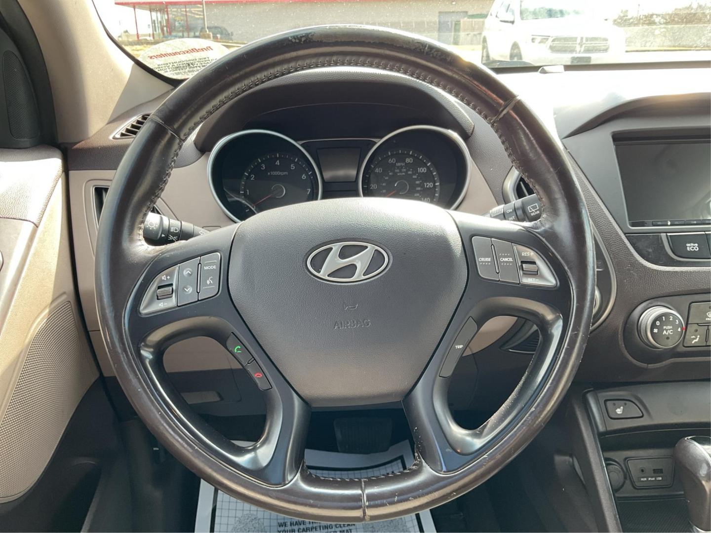 2014 Hyundai Tucson SE (KM8JU3AG0EU) with an Theta II 2.4L I-4 gasoline direct injection engine, located at 1230 East Main St, Xenia, OH, 45385, (937) 908-9800, 39.688026, -83.910172 - Photo#13