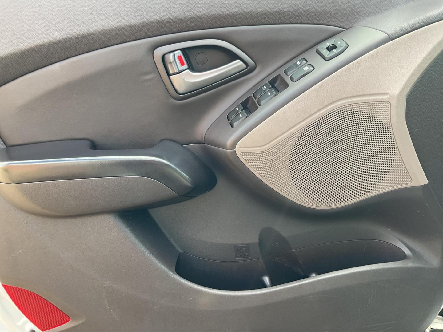 2014 Hyundai Tucson SE (KM8JU3AG0EU) with an Theta II 2.4L I-4 gasoline direct injection engine, located at 1230 East Main St, Xenia, OH, 45385, (937) 908-9800, 39.688026, -83.910172 - Photo#15
