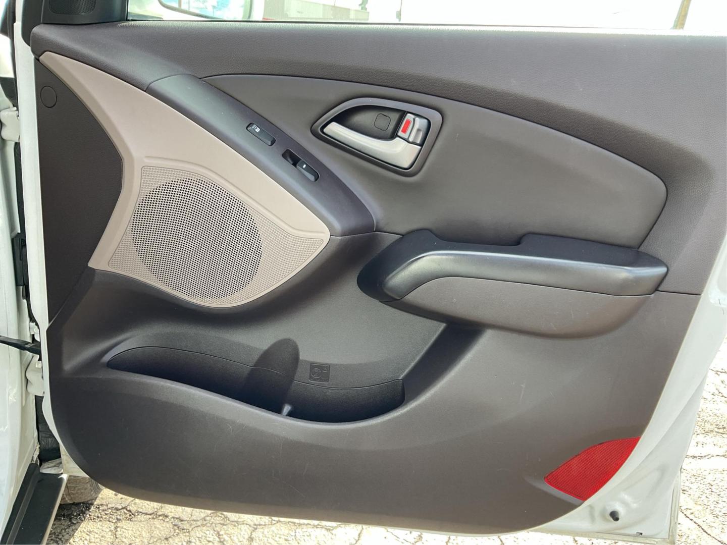 2014 Hyundai Tucson SE (KM8JU3AG0EU) with an Theta II 2.4L I-4 gasoline direct injection engine, located at 1230 East Main St, Xenia, OH, 45385, (937) 908-9800, 39.688026, -83.910172 - Photo#16