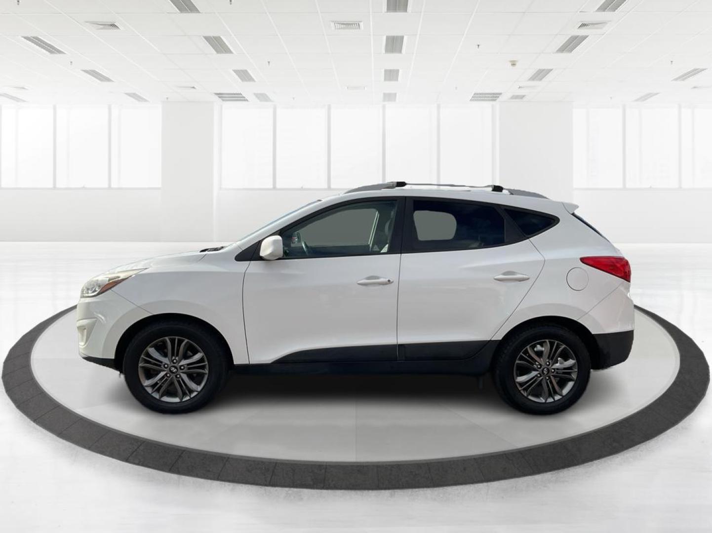 2014 Hyundai Tucson SE (KM8JU3AG0EU) with an Theta II 2.4L I-4 gasoline direct injection engine, located at 1230 East Main St, Xenia, OH, 45385, (937) 908-9800, 39.688026, -83.910172 - Photo#3