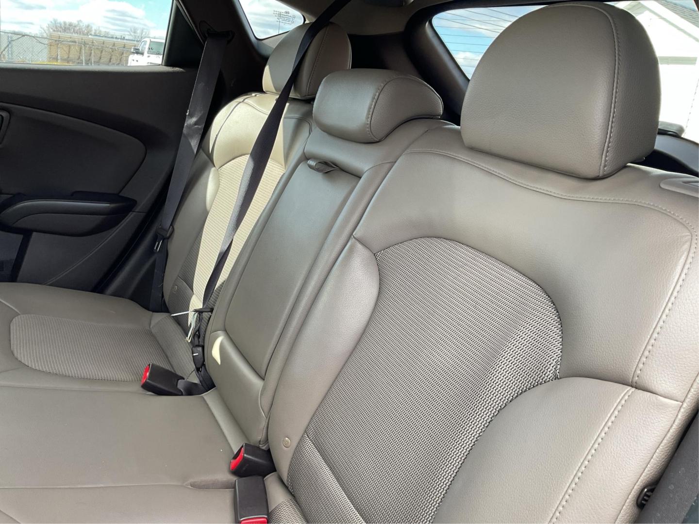 2014 Hyundai Tucson SE (KM8JU3AG0EU) with an Theta II 2.4L I-4 gasoline direct injection engine, located at 1230 East Main St, Xenia, OH, 45385, (937) 908-9800, 39.688026, -83.910172 - Photo#7