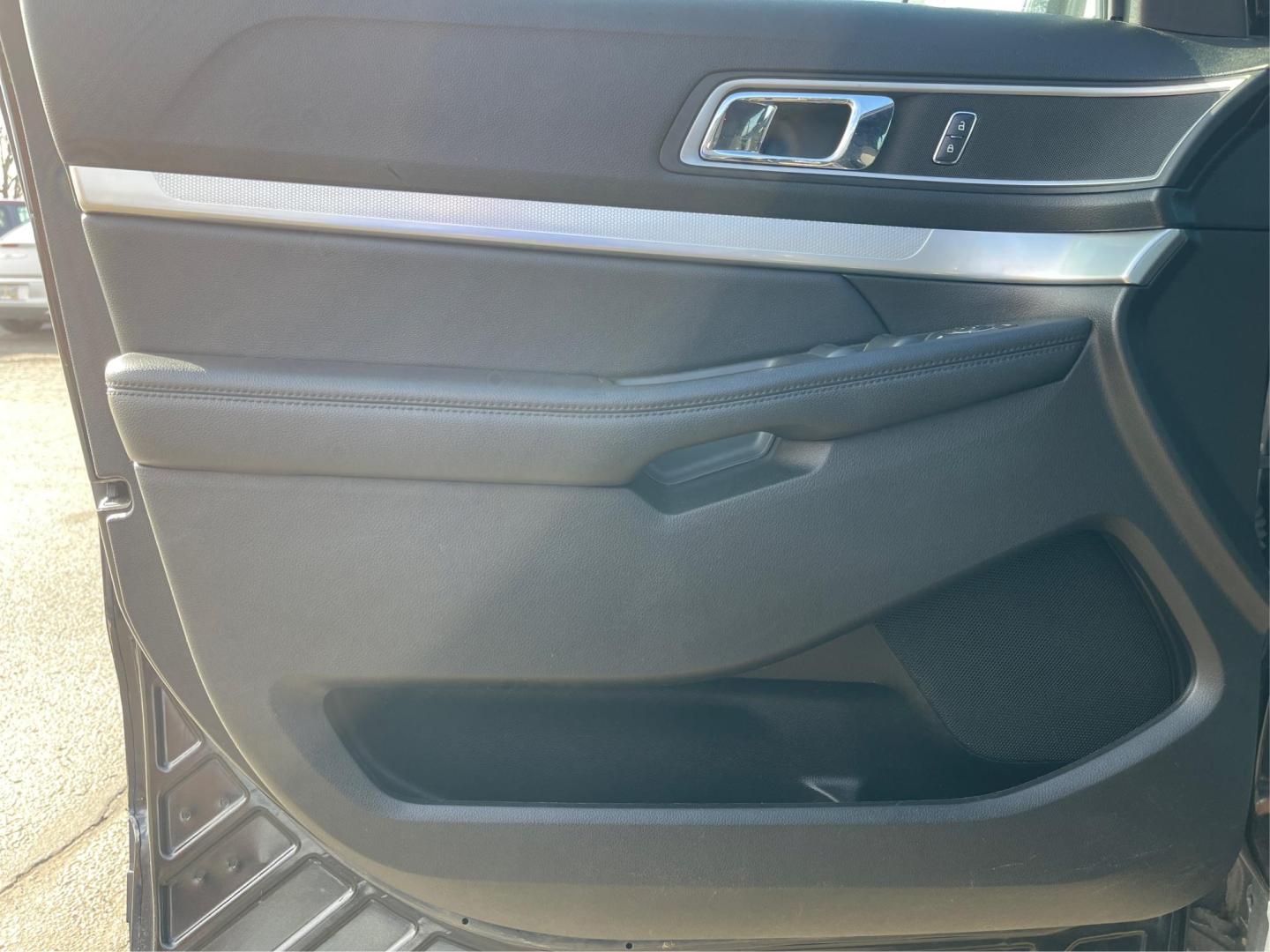2017 Ford Explorer XLT (1FM5K8D83HG) with an 3.5L V-6 DOHC engine, located at 8750 N County Rd 25A, Piqua, OH, 45356, (937) 908-9800, 40.164391, -84.232513 - Photo#18