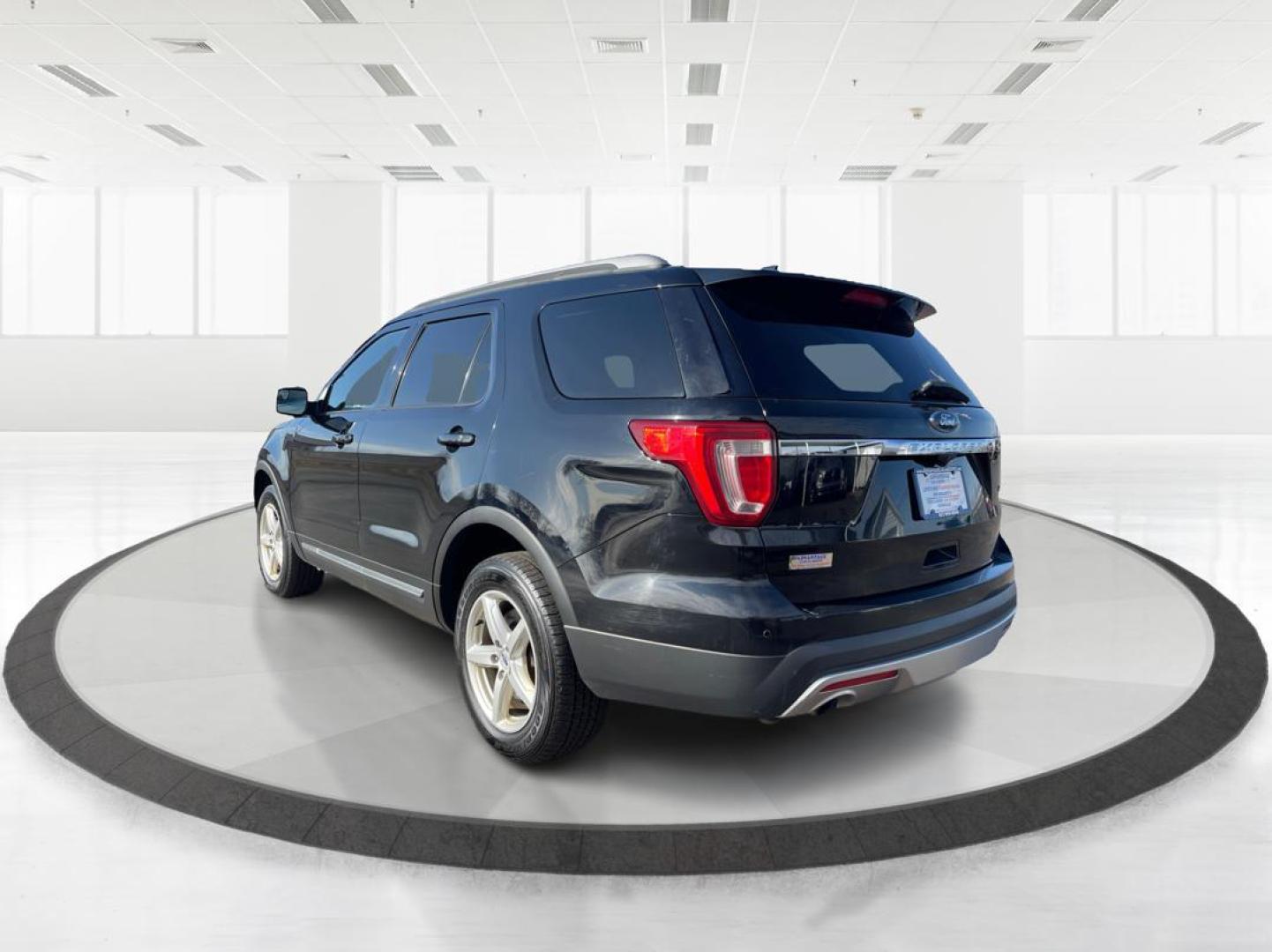 2017 Ford Explorer XLT (1FM5K8D83HG) with an 3.5L V-6 DOHC engine, located at 8750 N County Rd 25A, Piqua, OH, 45356, (937) 908-9800, 40.164391, -84.232513 - Photo#4