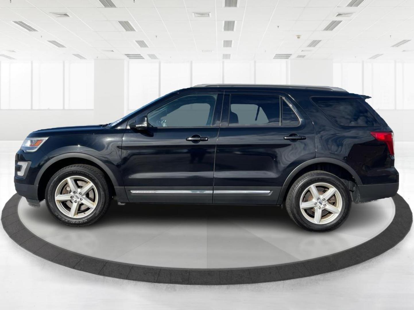 2017 Ford Explorer XLT (1FM5K8D83HG) with an 3.5L V-6 DOHC engine, located at 8750 N County Rd 25A, Piqua, OH, 45356, (937) 908-9800, 40.164391, -84.232513 - Photo#5