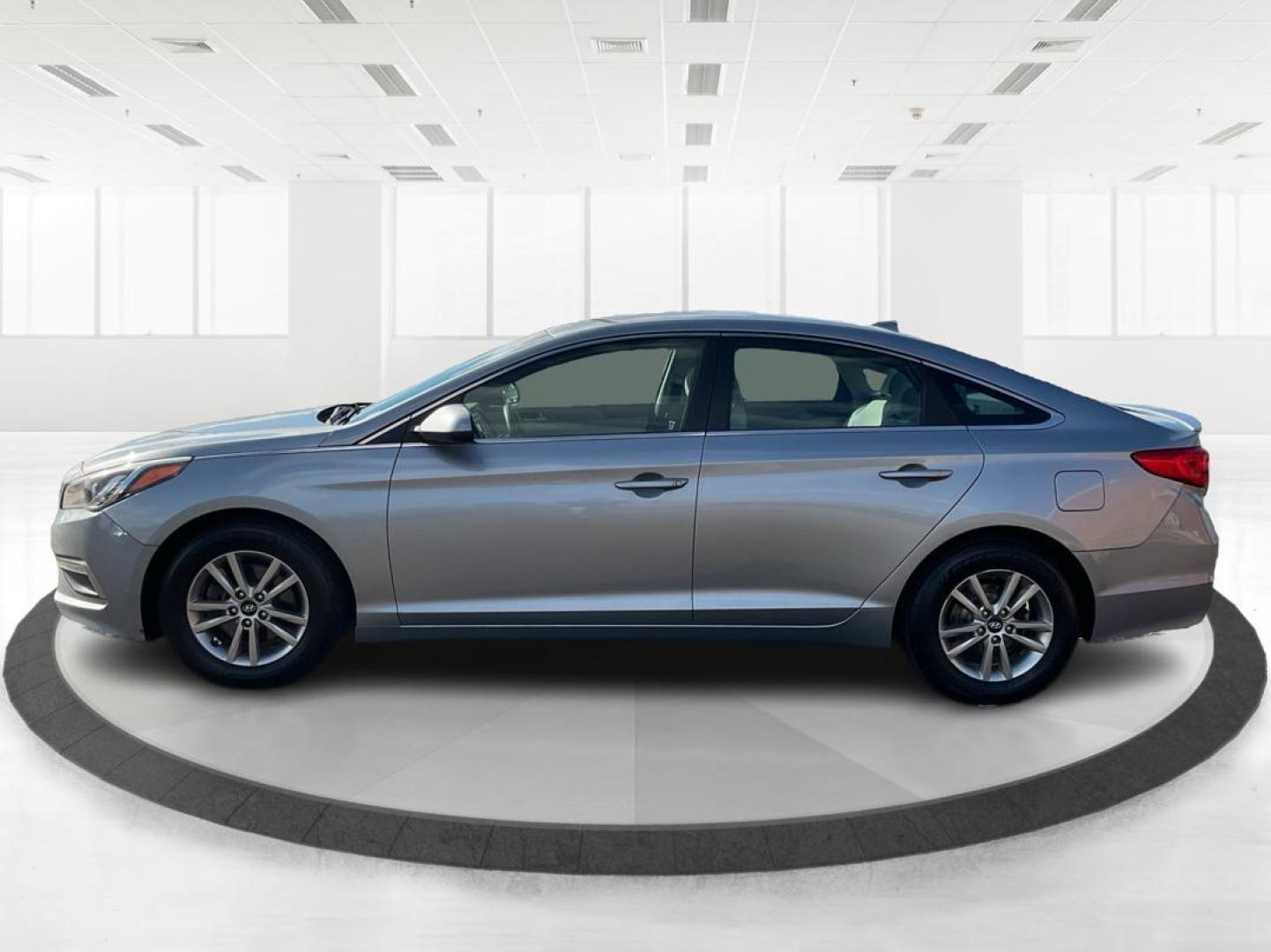 2015 Hyundai Sonata SE (5NPE24AF2FH) with an 2.4L I-4 gasoline direct injection engine, located at 1951 S Dayton Lakeview Rd., New Carlisle, OH, 45344, (937) 908-9800, 39.890999, -84.050255 - Photo#5
