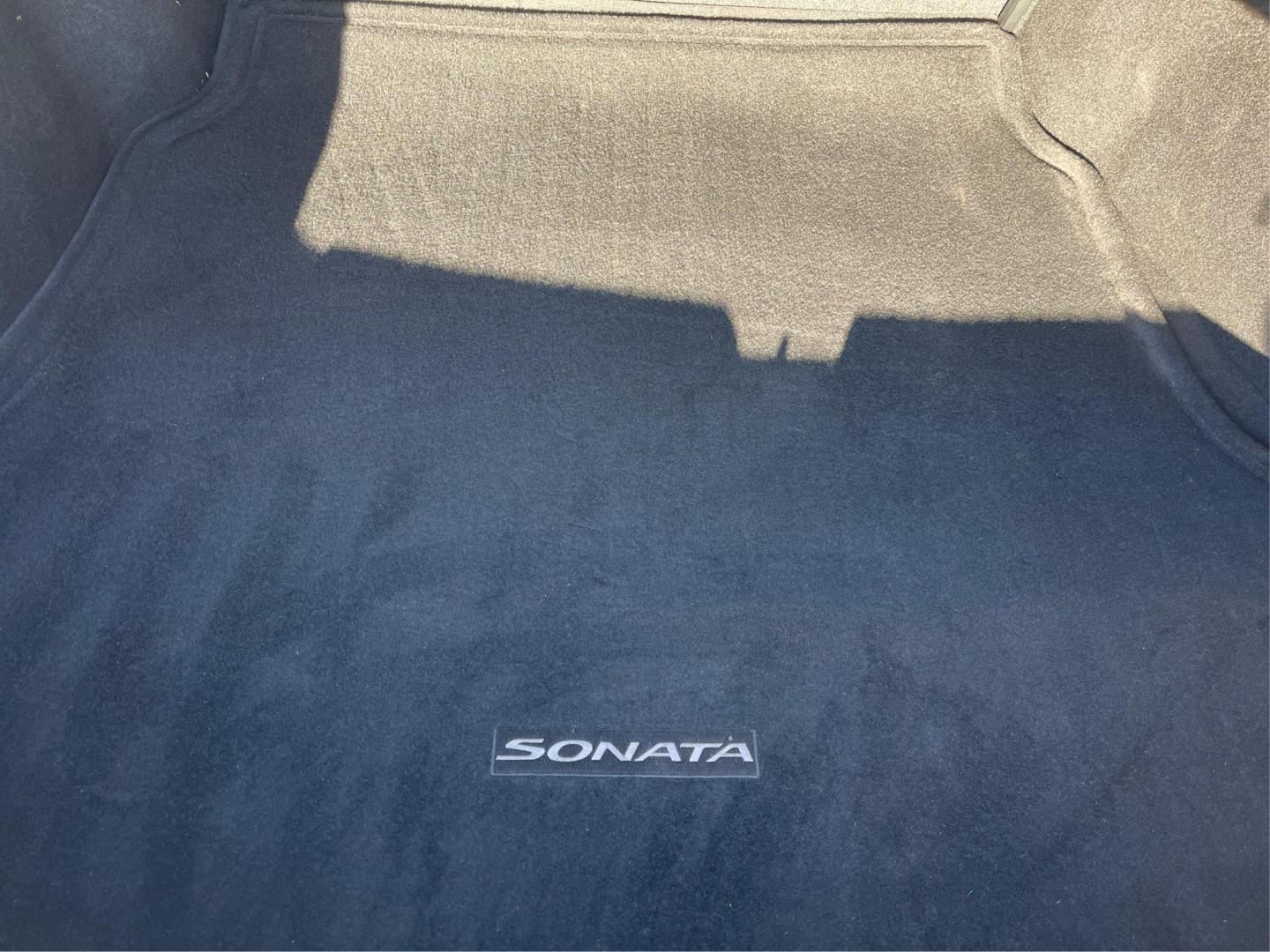 2015 Hyundai Sonata SE (5NPE24AFXFH) with an 2.4L L4 DOHC 16V engine, 7-Speed Automatic transmission, located at 880 E. National Road, Vandalia, OH, 45377, (937) 908-9800, 39.891918, -84.183594 - Photo#11
