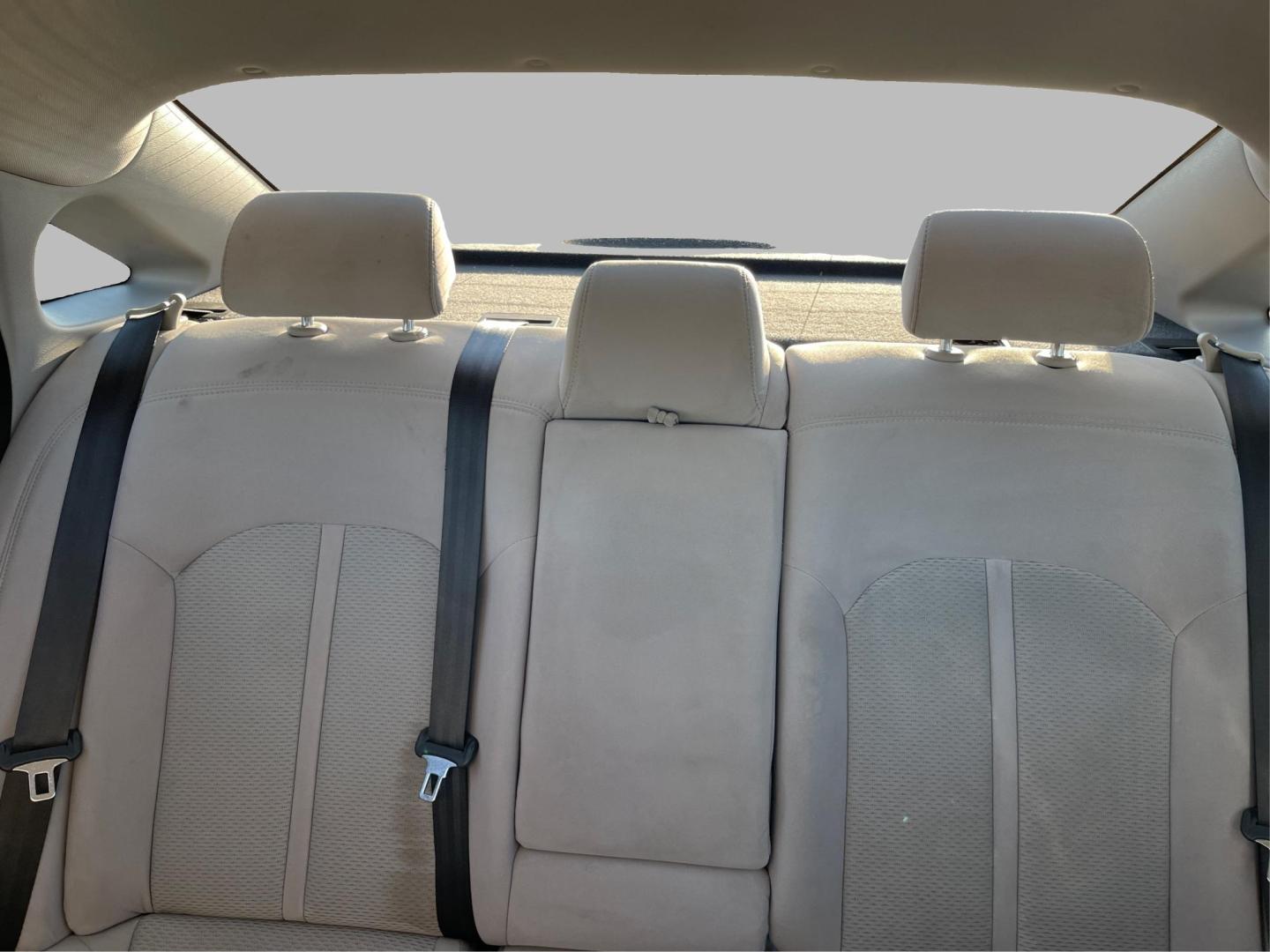 2015 Hyundai Sonata SE (5NPE24AFXFH) with an 2.4L L4 DOHC 16V engine, 7-Speed Automatic transmission, located at 880 E. National Road, Vandalia, OH, 45377, (937) 908-9800, 39.891918, -84.183594 - Photo#13