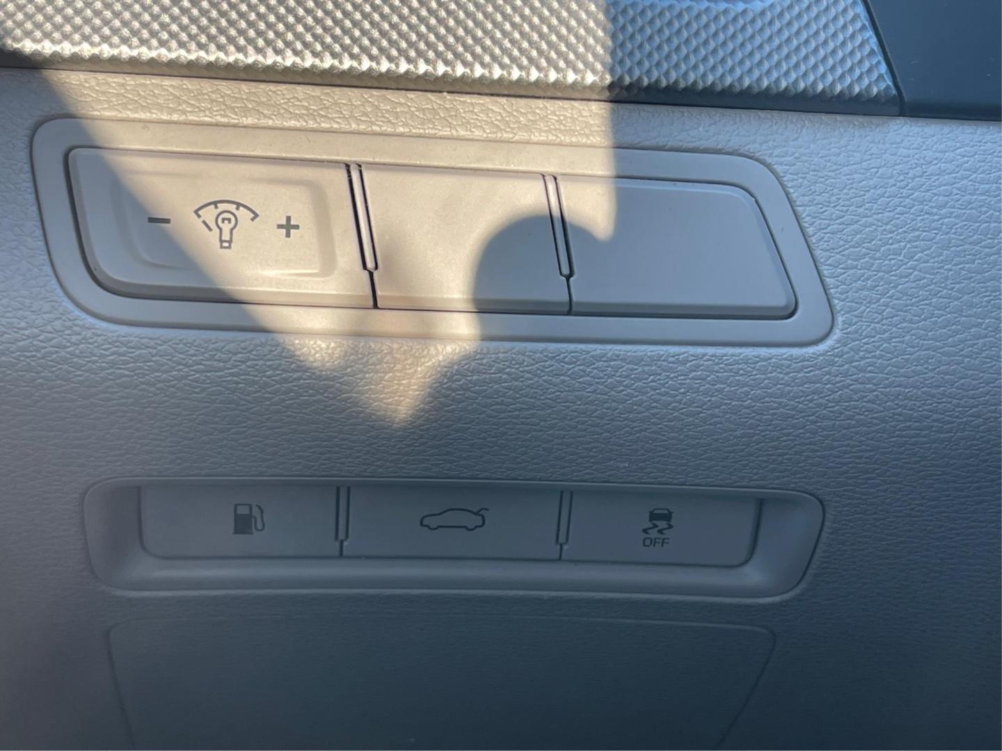 2015 Hyundai Sonata SE (5NPE24AFXFH) with an 2.4L L4 DOHC 16V engine, 7-Speed Automatic transmission, located at 880 E. National Road, Vandalia, OH, 45377, (937) 908-9800, 39.891918, -84.183594 - Photo#16