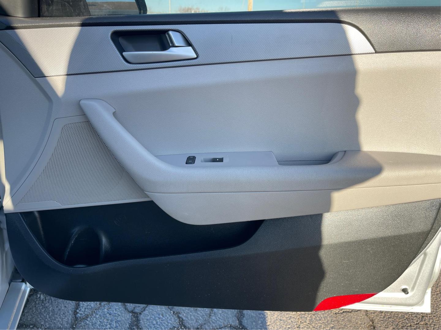 2015 Hyundai Sonata SE (5NPE24AFXFH) with an 2.4L L4 DOHC 16V engine, 7-Speed Automatic transmission, located at 880 E. National Road, Vandalia, OH, 45377, (937) 908-9800, 39.891918, -84.183594 - Photo#19