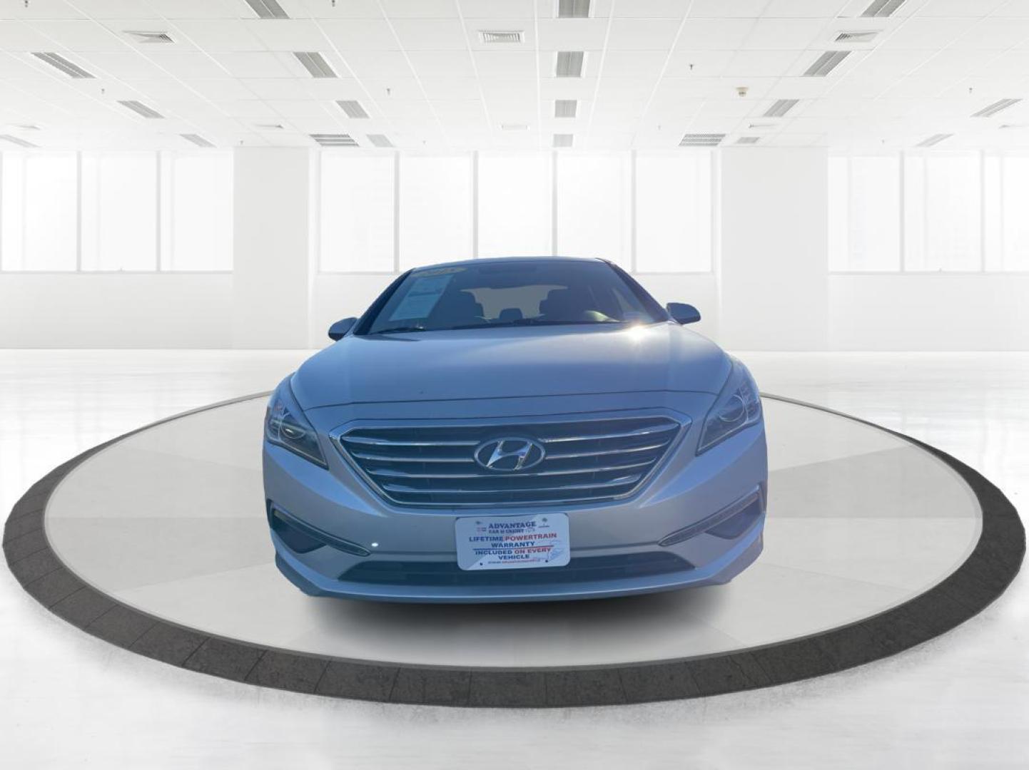 2015 Hyundai Sonata SE (5NPE24AFXFH) with an 2.4L L4 DOHC 16V engine, 7-Speed Automatic transmission, located at 880 E. National Road, Vandalia, OH, 45377, (937) 908-9800, 39.891918, -84.183594 - Photo#6
