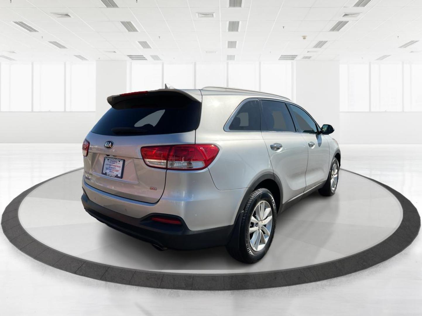 2016 Kia Sorento 2.4L LX (5XYPG4A34GG) with an 2.4L I-4 gasoline direct injection engine, located at 1230 East Main St, Xenia, OH, 45385, (937) 908-9800, 39.688026, -83.910172 - Photo#2