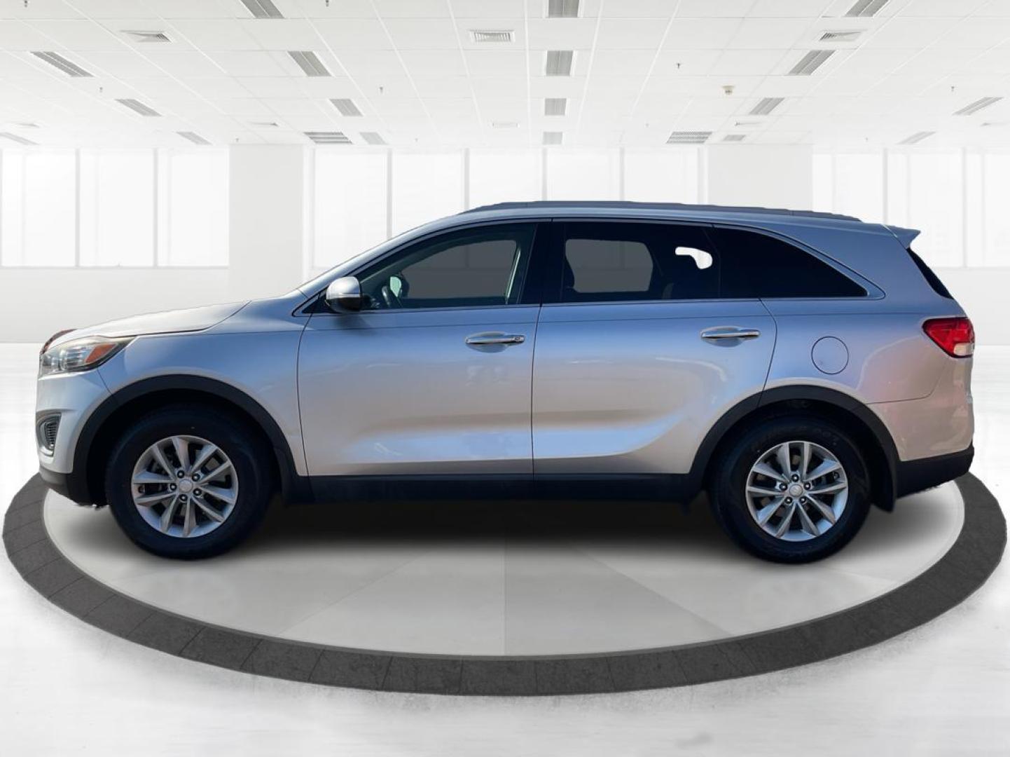 2016 Kia Sorento 2.4L LX (5XYPG4A34GG) with an 2.4L I-4 gasoline direct injection engine, located at 1230 East Main St, Xenia, OH, 45385, (937) 908-9800, 39.688026, -83.910172 - Photo#5