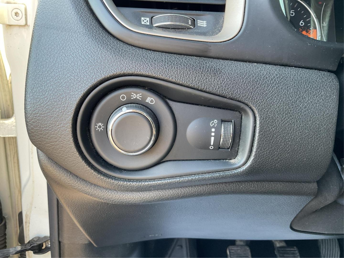 2017 Jeep Renegade Sport 4x4 (ZACCJBAH3HP) with an MultiAir 1.4L I-4 variable valve control engine, Manual transmission, located at 1099 N County Rd 25A, Troy, OH, 45373, (937) 908-9800, 40.057079, -84.212883 - Photo#14