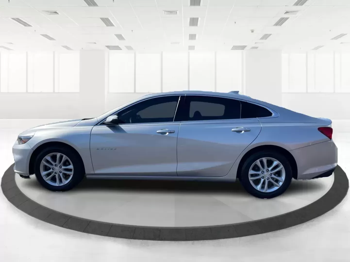 2018 Chevrolet Malibu LT (1G1ZD5ST8JF) with an ECOTEC 1.5L I-4 gasoline direct injection engine, located at 880 E. National Road, Vandalia, OH, 45377, (937) 908-9800, 39.891918, -84.183594 - Photo#5